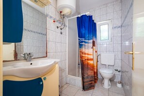 Apartment, 2 Bedrooms, Balcony, Garden View | Bathroom