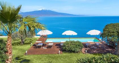 Villa Augusta - sea front villa with swimming pool