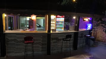 2 bars/lounges