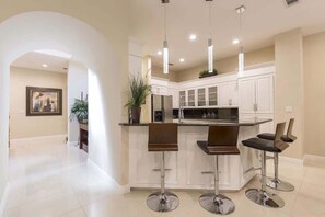 Maison mitoyenne, plusieurs lits, patio, vue piscine (Villas House Bayview) | Cuisine privée