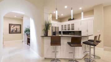 Stadtwohnung, Mehrere Betten, Terrasse, Poolblick (Villas House Bayview) | Eigene Küche | Kühlschrank, Mikrowelle, Ofen, Herdplatte