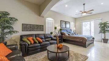 Townhouse, flere senger, terrasse, bassengutsikt (Villas House Bayview) | 3 soverom, individuelt dekorert, individuelt innredet og skrivebord