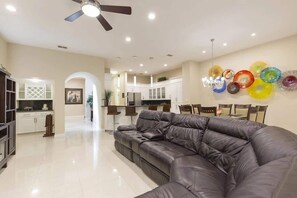 Townhouse, flere senger, terrasse, bassengutsikt (Villas House Bayview) | Oppholdsområde | En 55-tommers TV med digitale kanaler