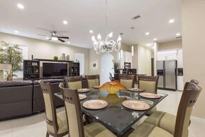 Townhouse, flere senger, terrasse, bassengutsikt (Villas House Bayview) | Spiseområde