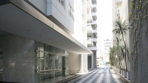 Un edificio moderno con suelo de baldosas estampadas, ventanas amplias y un diseño limpio y minimalista.