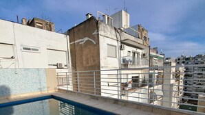 A rooftop swimming pool with a view of surrounding buildings. - Alto Guemes I Spacious 1BR in Palermo (Buenos Aires)