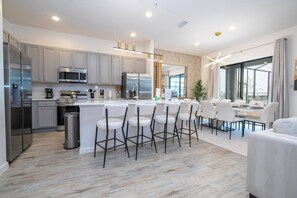 Fridge, microwave, oven, stovetop - 10107PG-The Best Home and Location Near Disney (Orlando)