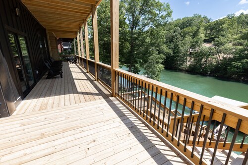 The Black Pearl on Norris Lake