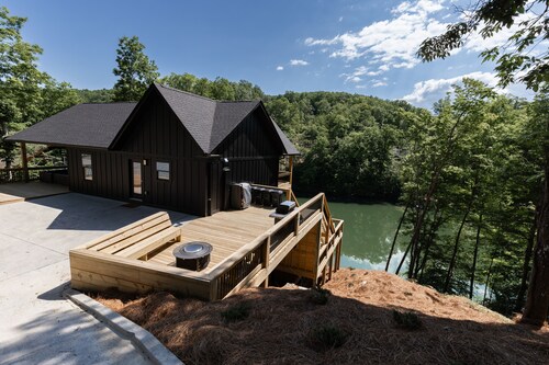 The Black Pearl on Norris Lake