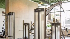 A gym with various exercise machines, including a Smith machine and a chest press. - Vila Nova Amazing 1-bedroom in Vila Nova Concei o (São Paulo)