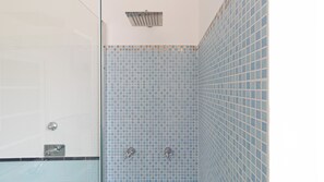 Douche, sĂšche-cheveux, bidet, serviettes fournies