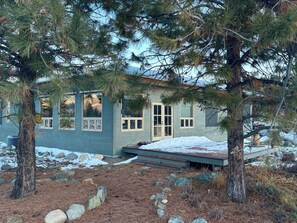 Hot stone massages, deep-tissue massages, Swedish massages - Sunflower Resort Arnica Cabin (Winthrop)