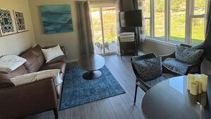 Sunflower Resort Arnica Cabin | Living area - Sunflower Resort Arnica Cabin (Winthrop)