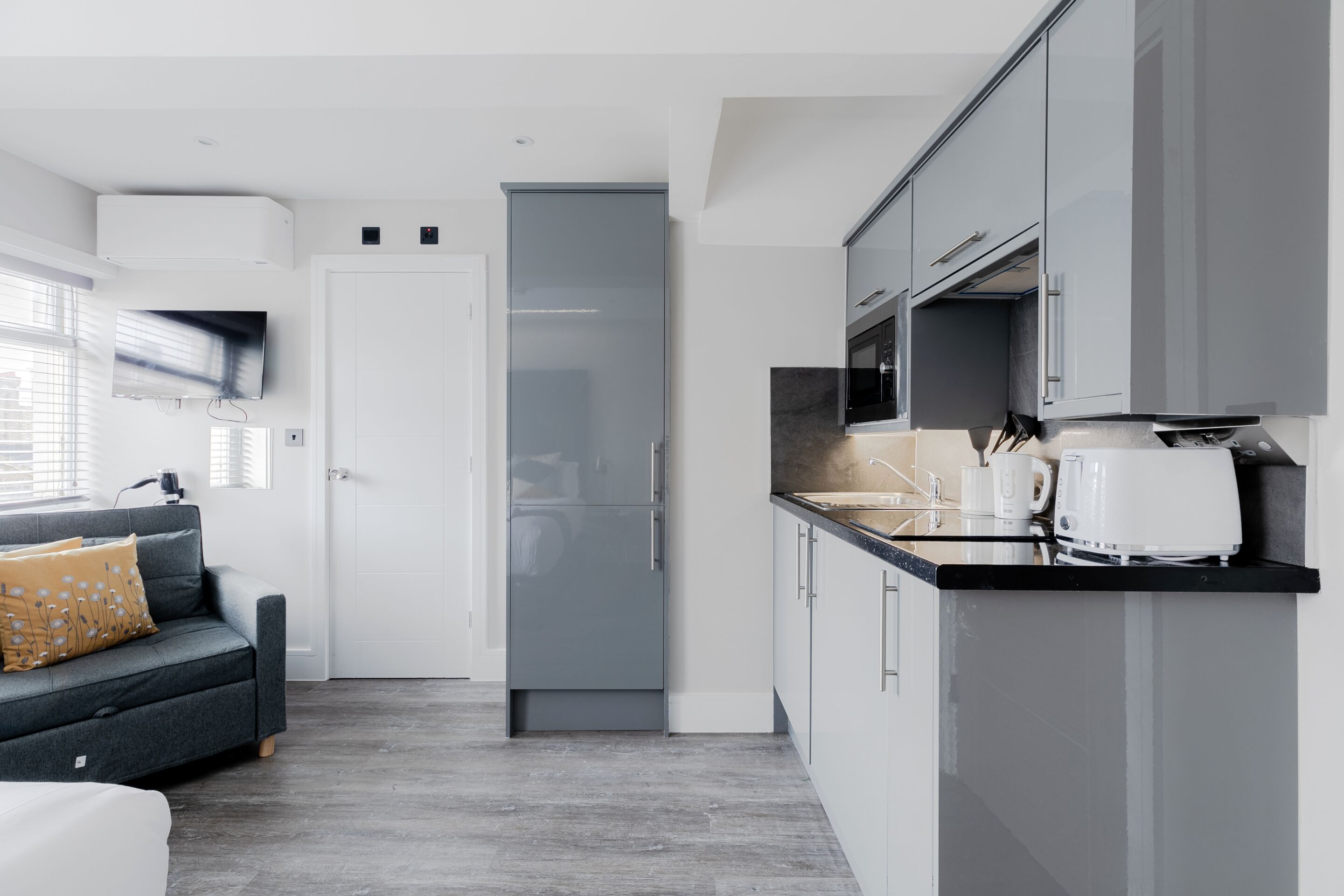 Superior-Studio, eigenes Bad, Stadtblick | Gemeinschaftsküche | Mini-Kühlschrank, Mikrowelle, Hochstuhl, Kochgeschirr/Geschirr/Besteck