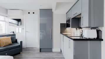 Superior-Studio, eigenes Bad, Stadtblick | Gemeinschaftsküche | Mini-Kühlschrank, Mikrowelle, Hochstuhl, Kochgeschirr/Geschirr/Besteck