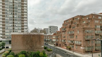 Estudio superior, baño privado, vista a la ciudad | Vista desde la propiedad