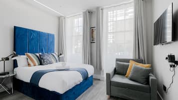 Studio Superior - privat badrum - utsikt mot staden | Allergitestade sÀngklÀder och mörklÀggningsgardiner