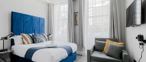 Studio Superior - privat badrum - utsikt mot staden | Allergitestade sängkläder och mörkläggningsgardiner