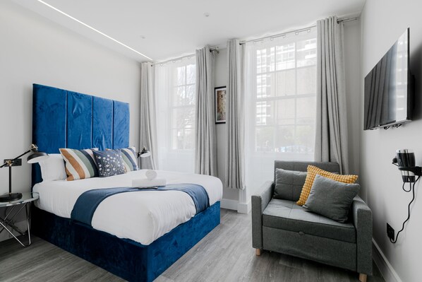 Studio Superior - privat badrum - utsikt mot staden | Allergitestade sängkläder och mörkläggningsgardiner