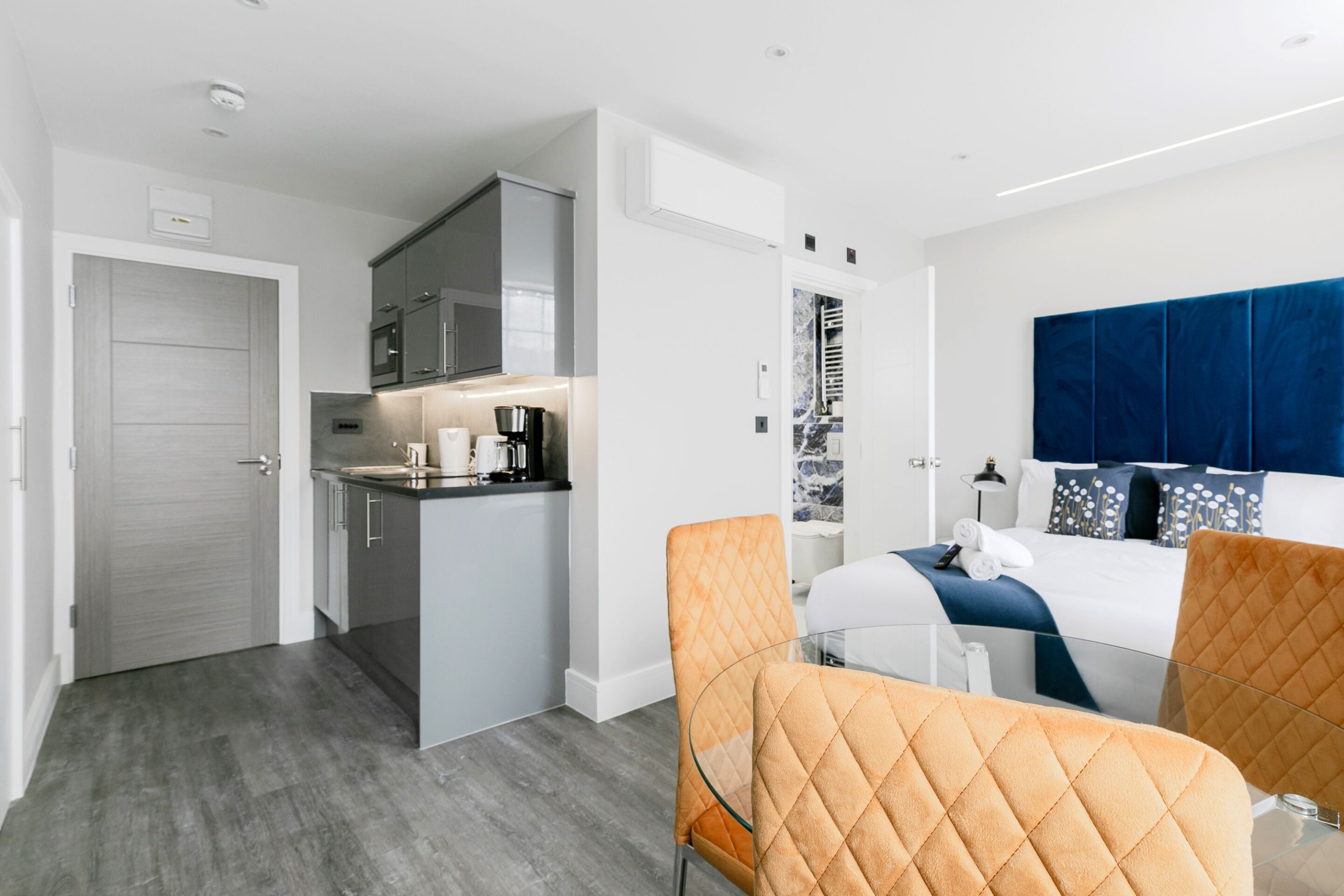 Studio Superior - privat badrum - utsikt mot staden | Allergitestade sängkläder och mörkläggningsgardiner