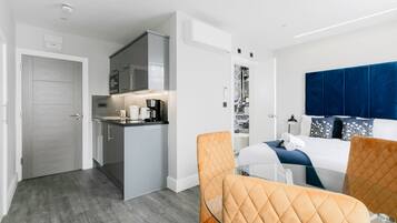 Studio Superior - privat badrum - utsikt mot staden | Allergitestade sÀngklÀder och mörklÀggningsgardiner