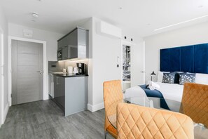 Studio Superior - privat badrum - utsikt mot staden | Allergitestade sängkläder och mörkläggningsgardiner