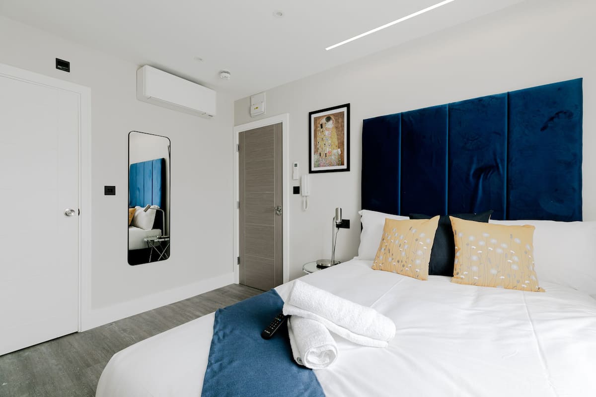 Deluxe studio, privébadkamer, uitzicht op stad | Hypoallergeen beddengoed, verduisterende gordijnen