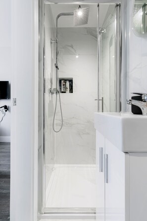 Estudio superior, baño privado, vista a la ciudad | Baño | Regadera, secadora de cabello, toallas, jabón 