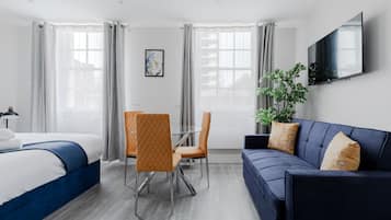 Superior-Studio, eigenes Bad, Stadtblick | Allergikerbettwaren, Verdunkelungsvorhänge, Bügeleisen/Bügelbrett