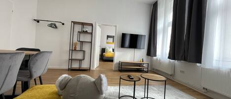 43 インチのスマートテレビ (ケーブル放送視聴可)