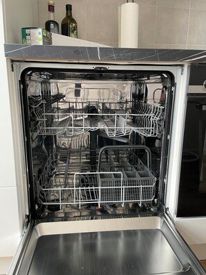 Grand réfrigérateur, micro-ondes, four, plaque de cuisson