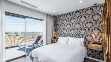 Quarto casal superior, 1 cama King, terraço, vista para o mar | Roupas de cama premium, cofres nos quartos, individualmente decorados