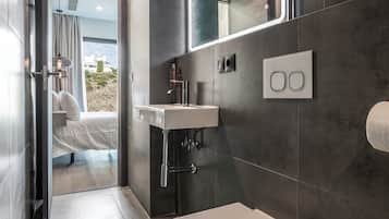 Douche, articles de toilette de luxe, sèche-cheveux, serviettes fournies