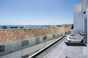 أغطية فراش متميزة وخزنة داخل الغرفة وبديكورات فريدة لكل غرفة