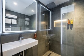 Ducha, artículos de higiene personal de diseño y secador de pelo