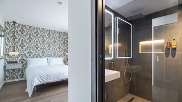 Premium bedding, in-room safe, individually decorated
