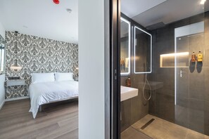 Roba de llit d'alta qualitat i caixa forta a l'habitació 