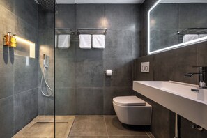 Shower, designer toiletries, hair dryer, towels - The Orange House Boutique Hotel (Mijas)