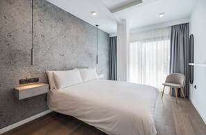Ropa de cama de alta calidad y caja de seguridad en la habitación