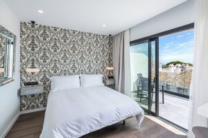 Habitación doble superior, 1 cama de matrimonio grande, terraza, vistas al mar | Ropa de cama de alta calidad, caja fuerte, decoración individual