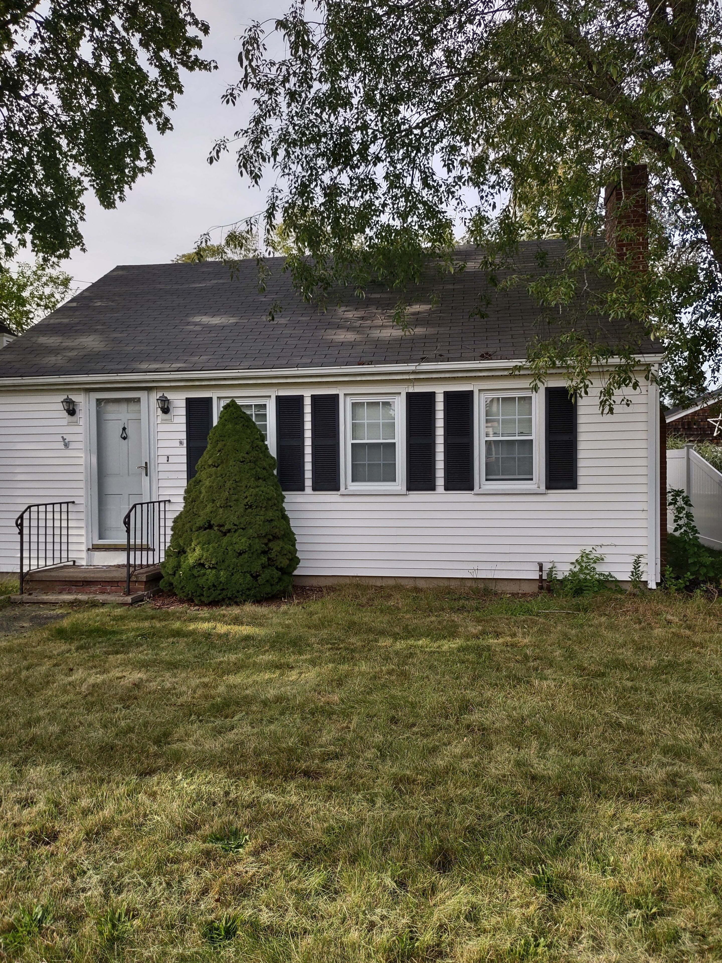 Pet Friendly One Bedroom House Clinton CT Minutes to Water Train and Downtown 