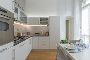 Departamento, vista a la ciudad | Cocina privada | Refrigerador, microondas, horno y lavavajillas 