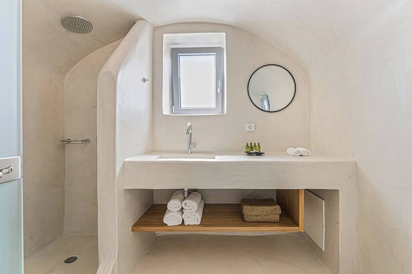 Serviettes fournies, savon, shampooing, papier de toilette