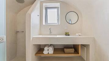Serviettes fournies, savon, shampooing, papier de toilette