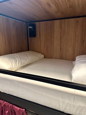 Ropa de cama hipoalergénica, cortinas blackout y wifi gratis 