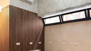 A modern living room with a sofa set, a coffee table, and a skylight. - Senda Hostel Retiro (Madrid)