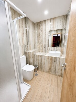 Shower - Senda Hostel Retiro (Madrid)