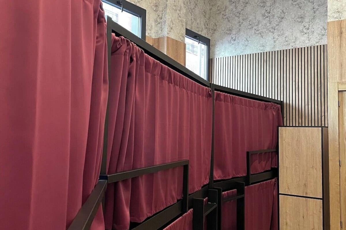 Ropa de cama hipoalergénica, cortinas blackout y wifi gratis