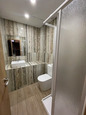 Cama en Habitación Compartida Mixta | Baño | Ducha