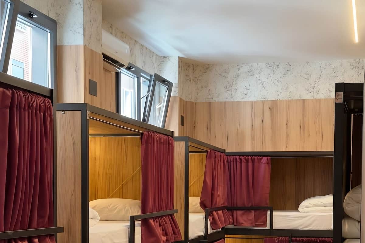 Ropa de cama hipoalergénica, cortinas blackout y wifi gratis 